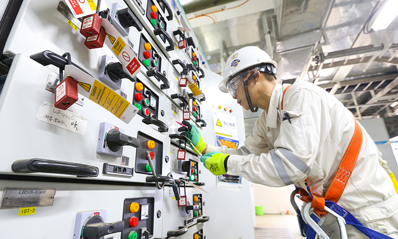 陸豐15-1平臺是陸豐油田群區域開發項目的重要單體項目之一，分為東組塊和西組塊兩部分建造。圖為電器工程師調試配電基盤。