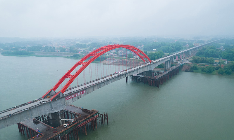 近日，由中鐵五局承建的常（德）益（陽）長（沙）鐵路控制性工程——資水特大橋建設竣工，為常益長鐵路早日通車奠定基礎。圖為在湖南省益陽市拍攝的常益長鐵路資水特大橋（無人機照片）。