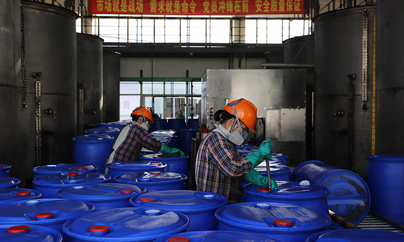 積極尋求外貿業務增長，錫化工重點拓展了DMTC用于鍍膜玻璃出口日本和二氧化錫專供液晶玻璃行業頭部企業美國康寧。圖為錫化工產品灌裝工序。