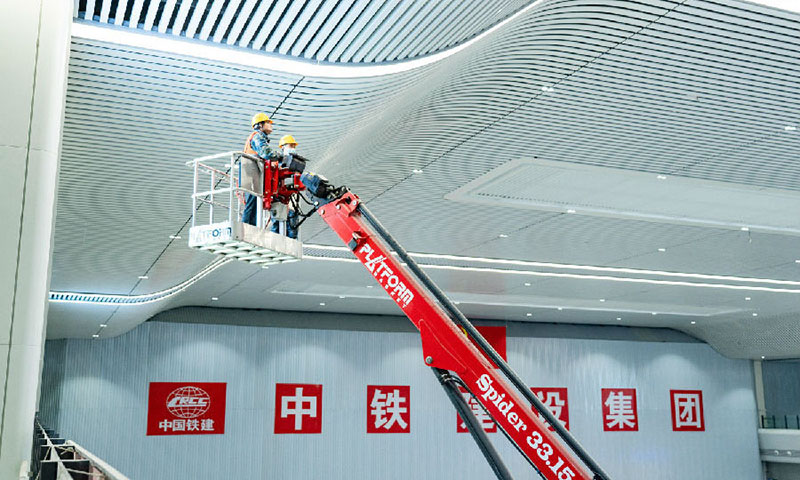 未來，廬江站將成為京港高鐵安九段、武九高鐵、昌九城際鐵路、京九鐵路、武九鐵路五條鐵路重要交匯樞紐，對服務(wù)長江經(jīng)濟帶高質(zhì)量發(fā)展、促進沿江城市間人文經(jīng)貿(mào)交流、拉近中部省市間時空距離具有重要意義。圖為施工人員調(diào)試現(xiàn)場燈帶。