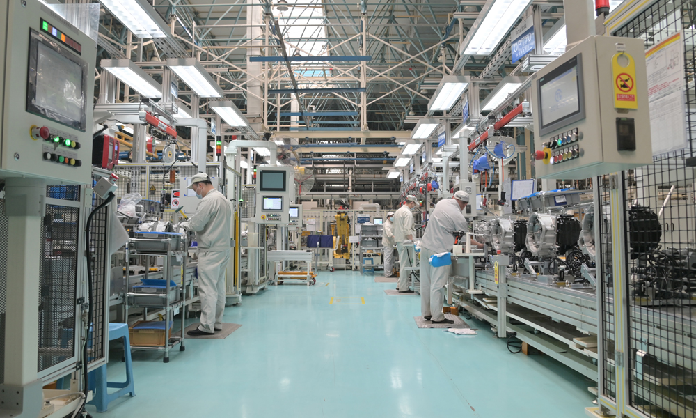 東安動力工作人員在自動變速器生產(chǎn)線上加班加點，爭取早日完成工作任務(wù)。