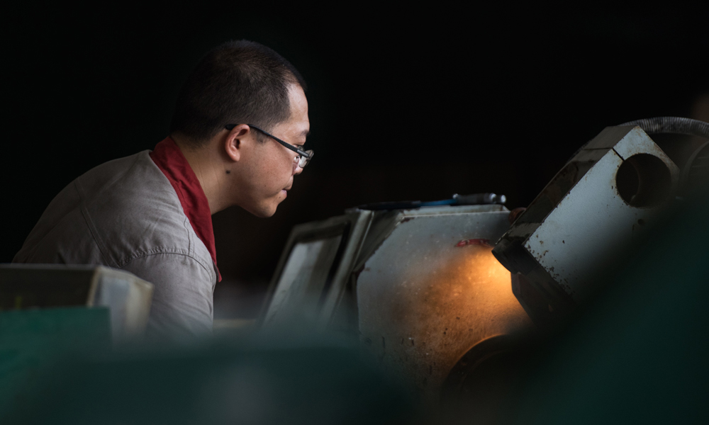 長江化工工作人員正在車床旁加工產(chǎn)品。