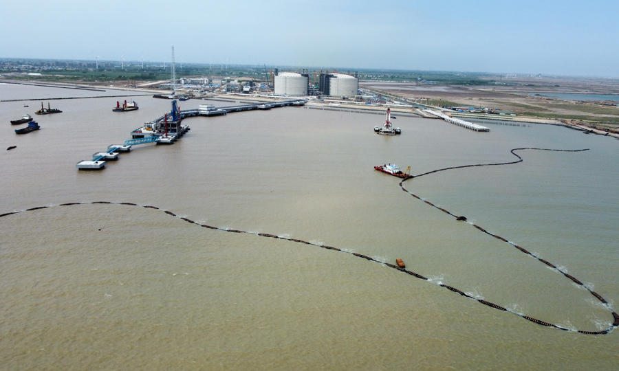 疏浚工程收尾階段港池內海水明顯變清。