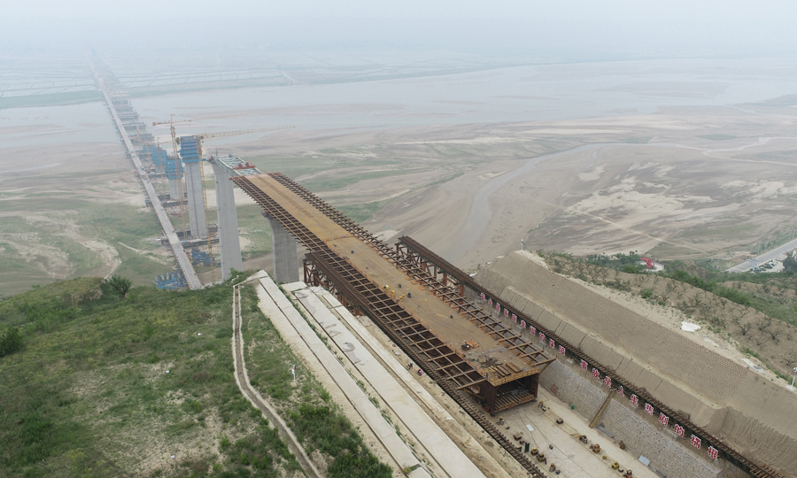 近日，由中國中鐵旗下中鐵工業參建的臨猗黃河大橋陜西側鋼導梁成功頂推至主橋99米最高支墩68號墩，順利實現128米大懸臂頂推過墩。此次頂推鋼導梁全長294.25米，頂推重量3853噸。圖為施工現場。