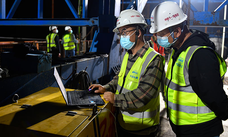 杭衢鐵路正線全長(zhǎng)約131公里，速度目標(biāo)值每小時(shí)350公里，共設(shè)建德、建德南、龍游北、衢江、衢州西、江山6個(gè)車(chē)站，是長(zhǎng)三角城際路網(wǎng)的重要組成部分。圖為在中鐵十一局杭衢鐵路項(xiàng)目施工現(xiàn)場(chǎng)，工程技術(shù)人員在操作連續(xù)梁預(yù)應(yīng)力自動(dòng)張拉系統(tǒng)，保障連續(xù)梁的順利合龍（5月21日攝）。新華社記者 黃宗治 攝