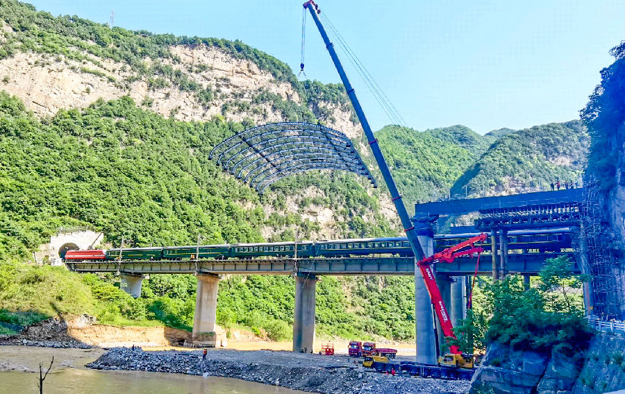 該工程建成后，將有效解除隴海鐵路南北崖隧道出口安全隱患，確保鐵路大動(dòng)脈暢通無(wú)阻，有力促進(jìn)隴海鐵路安全運(yùn)行，助力沿線經(jīng)濟(jì)社會(huì)發(fā)展和鄉(xiāng)村振興事業(yè)。圖為吊裝作業(yè)進(jìn)行中。