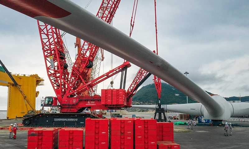 5月26日，國內(nèi)首臺深遠海浮式風(fēng)電裝備“扶搖號”在茂名廣港碼頭進行風(fēng)葉吊裝。新華社記者 劉大偉 攝