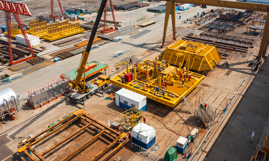 據(jù)了解，本次交付的水下多功能管匯將應(yīng)用于中國海油海南分公司所屬東方氣田群開發(fā)，是國內(nèi)自主研發(fā)的首套500米水深帶控制系統(tǒng)的水下管匯工程化產(chǎn)品。圖為國內(nèi)首個自主研發(fā)的深水多功能管匯正在建造過程中。