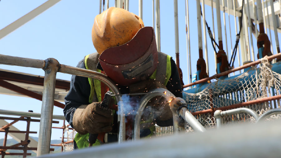 西上莊熱電項目是山西省“晉電送冀”重點電源項目。該項目位于陽泉市郊區西上莊村，是陽泉市推進產業轉型、變輸煤為輸電、走煤電一體化之路的重點工程。圖為項目建設現場。