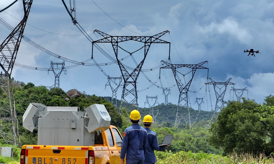 據(jù)南方電網(wǎng)數(shù)據(jù)顯示，截至6月28日，內(nèi)地向香港輸送電量累計(jì)突破3000億千瓦時(shí)，達(dá)到3043億千瓦時(shí)，比香港回歸前增長(zhǎng)超過9倍。圖為近日，南方地區(qū)強(qiáng)降雨持續(xù)，為保障涉港線路安全穩(wěn)定運(yùn)行，南方電網(wǎng)深圳供電局輸電線路運(yùn)維人員利用車載移動(dòng)機(jī)巢搭載無人機(jī)群對(duì)400千伏核深線進(jìn)行特巡特維護(hù)。