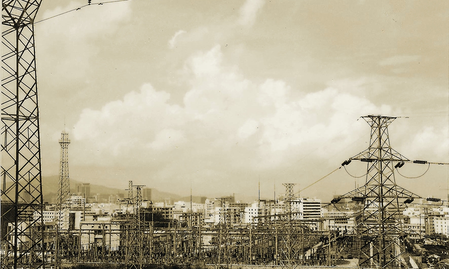 早在1983年2月6日，深圳就建成220千伏水貝變電站，原稱深圳變電站，它既是深圳首座220千伏變電站，又是當(dāng)時(shí)廣東電網(wǎng)與香港中電在深圳聯(lián)網(wǎng)的首座220千伏聯(lián)網(wǎng)站。該站歷經(jīng)多次重大改造，親歷了深圳電網(wǎng)的變遷，也見證了城市的進(jìn)步。圖為1989年擴(kuò)容改造中的水貝變電站，遠(yuǎn)處的國貿(mào)依稀可辨。