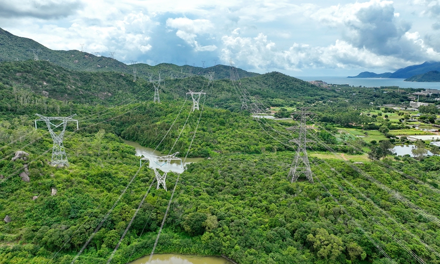 南方電網(wǎng)深圳供電局管轄的供港線路400千伏核深線投產(chǎn)于1992年，運(yùn)行電壓采用香港電網(wǎng)常規(guī)電壓等級(jí)，線路全長(zhǎng)27.3公里，是深港供電重要通道。李志杰 攝 