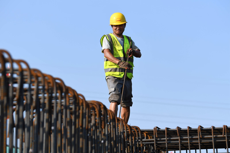 7月11日，中鐵四局施工人員在合新鐵路安徽段項(xiàng)目現(xiàn)場施工。新華社記者 劉軍喜 攝