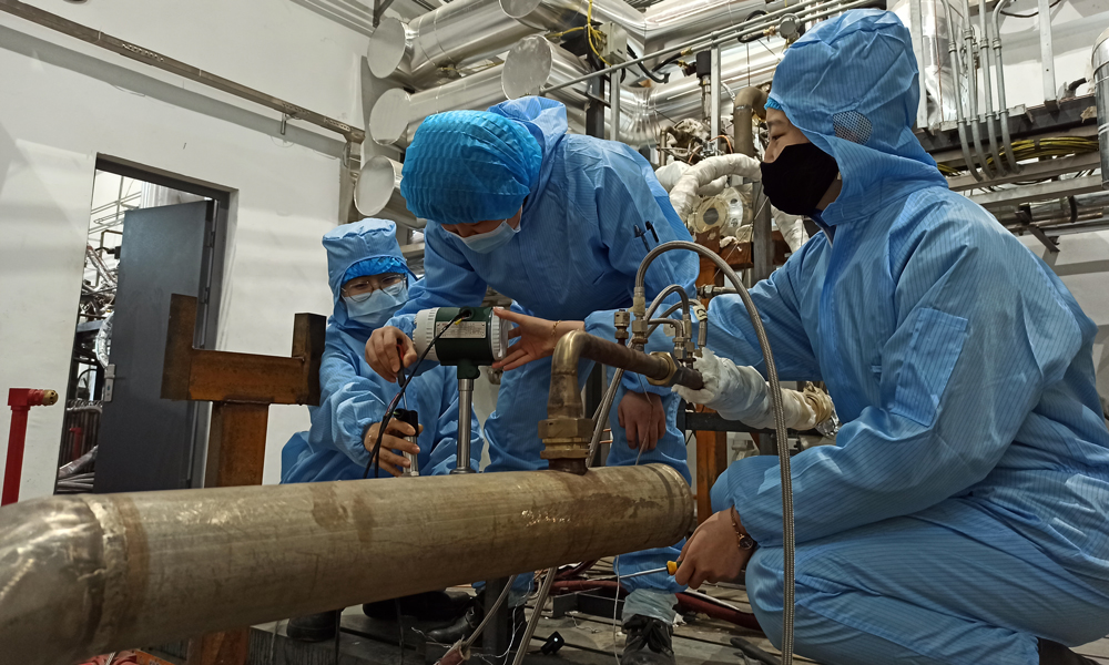 近日，多地氣溫持續升高，航天人扎根“火熱一線”，干勁十足，為完成全年科研生產任務奮勇拼博。圖為中國航天科工三院31所試驗中心工作人員用一次次高效的協同配合，推進著各項試驗任務高質量開展。