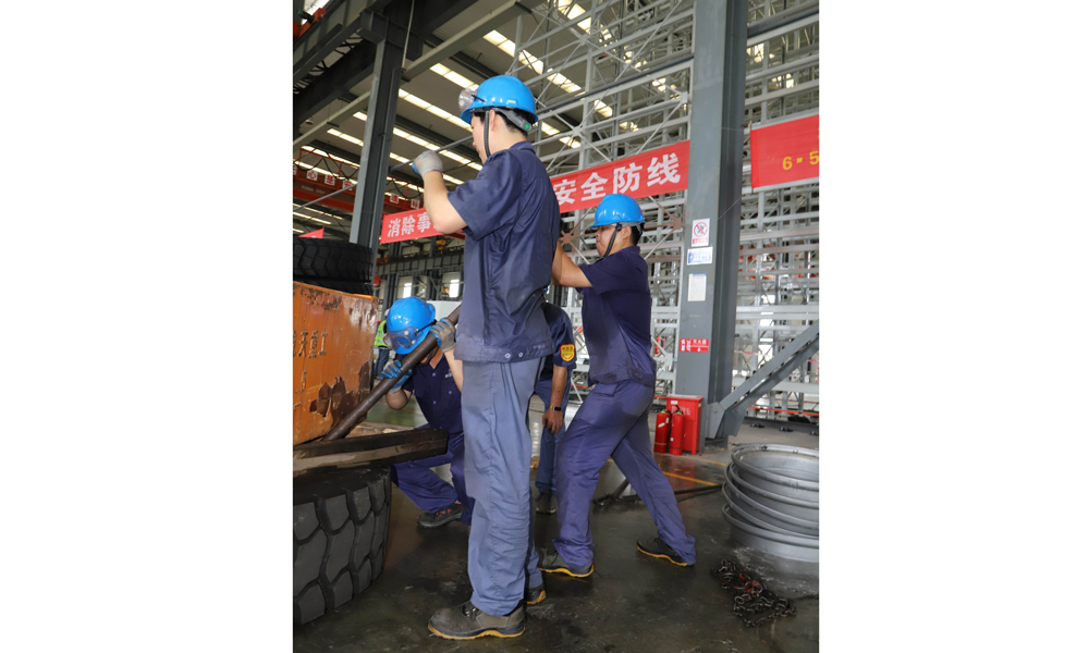 在中國航天科工航天三江所屬航天重工智能礦用寬體自卸車生產現場，裝配工人正在為寬體自卸車輪胎添加載重砝碼進行壓力試驗。為加快交付產品裝配的速度，在前期交付8臺自卸車的前提下，該公司生產工人加快了對后4臺車輛裝配的節奏，并對車輛進行各種試驗，以達到用戶需求的標準。