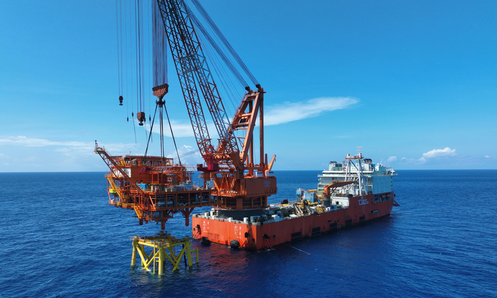 恩平10-2平臺(tái)減少了油水處理系統(tǒng)、公用系統(tǒng)、生活樓、模塊鉆機(jī)等大型設(shè)備，重量?jī)H為傳統(tǒng)平臺(tái)的三分之一，甲板面積為傳統(tǒng)平臺(tái)的二分之一，設(shè)施設(shè)備維保工作量降低三成，每年可節(jié)省運(yùn)維成本超千萬(wàn)元。圖為該平臺(tái)在恩平油田海域進(jìn)行上部組塊吊裝。