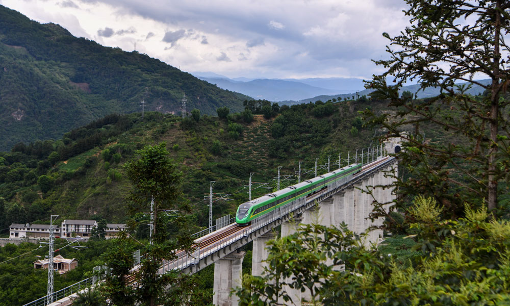 大瑞鐵路大保段開通運營后，將改變云南西南部的交通運輸格局，進一步凸顯云南面向東南亞、南亞開放的橋梁和紐帶作用，對促進沿線地區(qū)經(jīng)濟社會發(fā)展，推動我國與東南亞、南亞國家的交流與合作，將產(chǎn)生重大的影響。