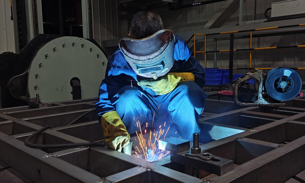 近日，成都陵川掀起“戰(zhàn)高溫保生產(chǎn) 降負(fù)荷保民生”工作熱潮，采取錯峰方式避開工業(yè)園區(qū)用電高峰，確保生產(chǎn)工作進(jìn)度。圖為凌晨時分，成都陵川制造一廠員工專注焊接工件。