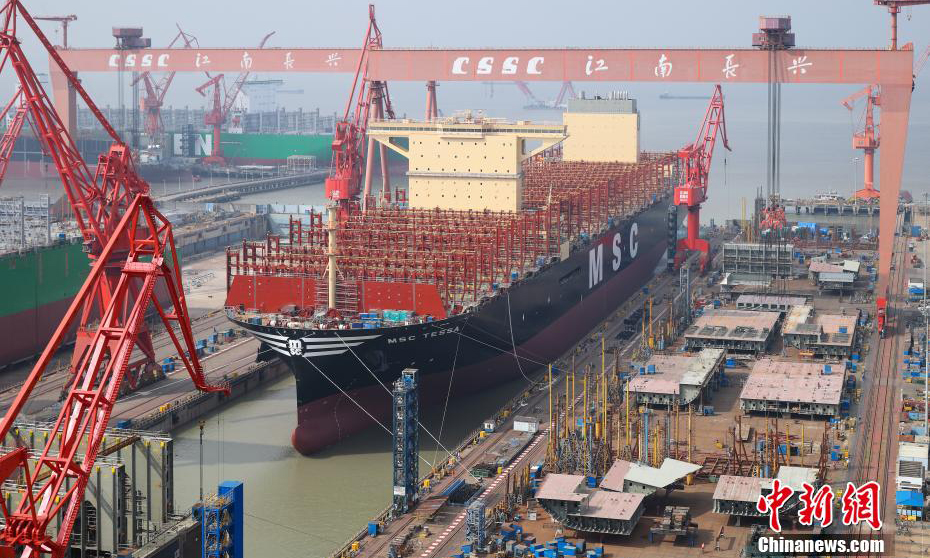 8月1日，中國(guó)船舶集團(tuán)旗下滬東中華造船(集團(tuán))有限公司為地中海航運(yùn)公司(MSC)建造的24116TEU超大型集裝箱船在長(zhǎng)興造船基地順利出塢。這是迄今為止全球建造的首艘最大裝箱量集裝箱船，也是繼今年6月22日完工交付中國(guó)首艘全球最大24000TEU超大型集裝箱船，滬東中華在全球頂級(jí)超大型集裝箱船建造領(lǐng)域創(chuàng)下的又一項(xiàng)新紀(jì)錄，標(biāo)志著世界超大型集裝箱船建造進(jìn)入中國(guó)船舶引領(lǐng)的新紀(jì)元。圖為24116TEU超大型集裝箱船在長(zhǎng)興造船基地順利出塢。 張黎 攝