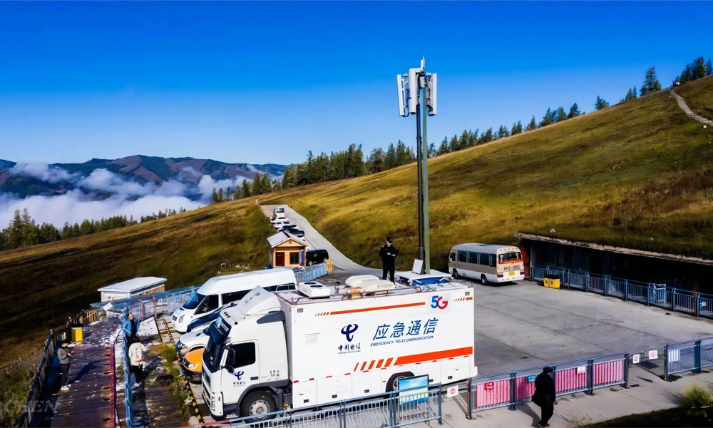 在美麗的新疆喀納斯景區，中國電信5G應急通信隨時響應，保障客戶通信需求。