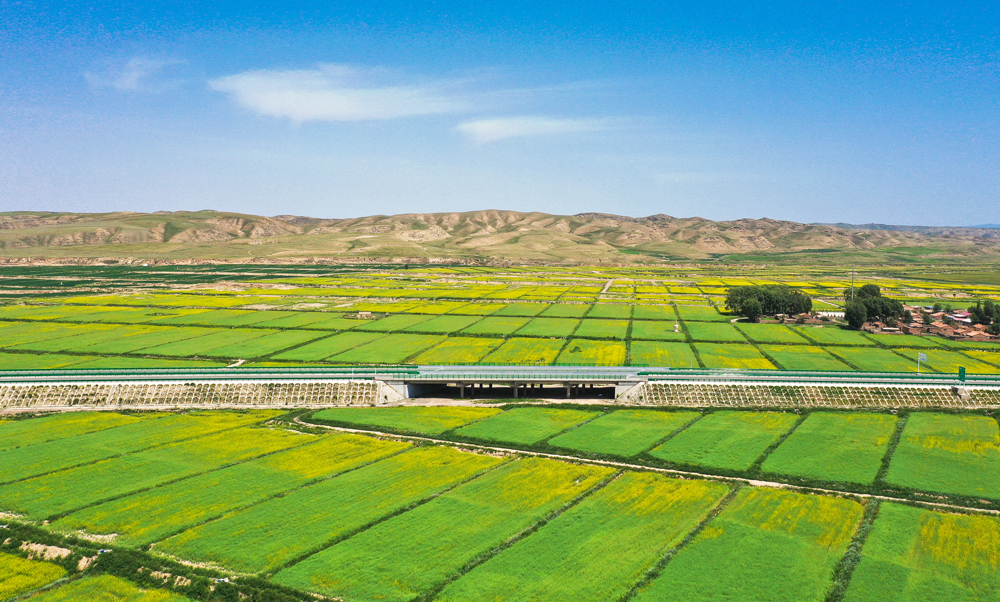 為切實發揮交通對貨運物流保暢作用，今年以來，中國鐵建所屬中國鐵建投資集團運營的張掖至扁都口高速公路堅持“穩增長、高質量”工作主線，為甘肅、青海兩省各類生產要素、防疫要素有序流通貢獻鐵建力量。圖為張扁高速主線航拍。趙森 攝