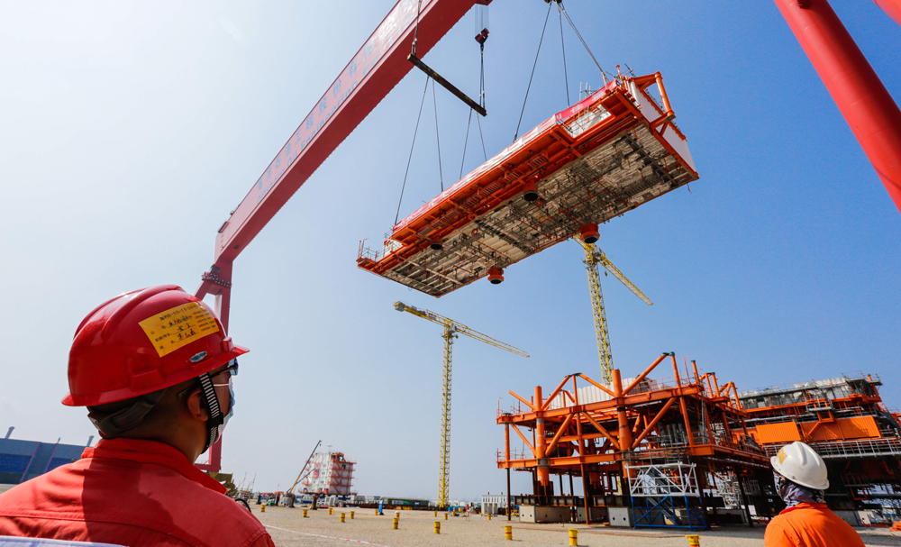 近日，隨著最后一個組塊電儀間在中國海油下屬海油工程天津智能化制造基地順利完成空間就位，中國海油天津分公司億噸級大型油田墾利6-1項目5-1、5-2、6-1區塊14個單體全部實現主結構封頂，為項目按期投產打下堅實基礎，對于保障京津冀地區能源供給和國家能源安全具有重要意義。