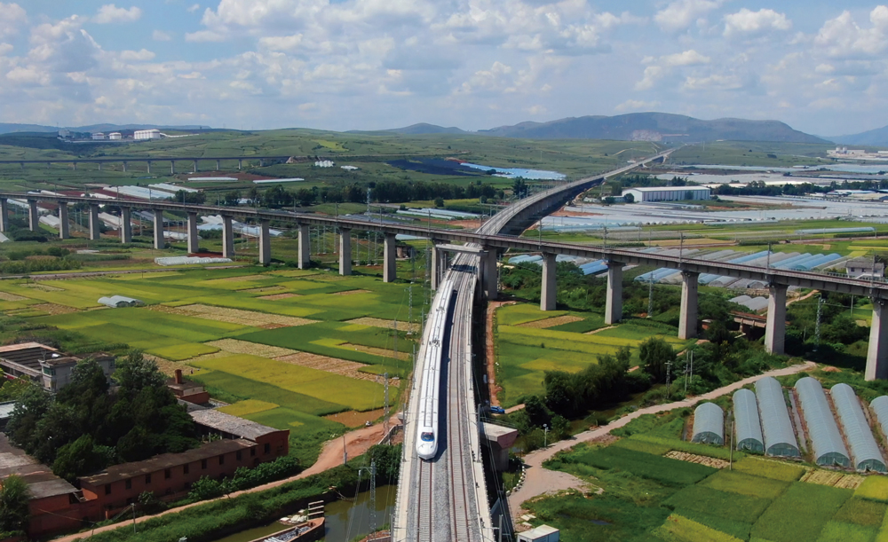 8月24日，由中國中鐵旗下中鐵二院、中鐵三局、中鐵八局、中鐵電氣化局等單位參與設計、施工的彌蒙高鐵正式進入聯(lián)調聯(lián)試動態(tài)檢測階段，標志著鐵路開通運營進入倒計時。圖為動檢車經(jīng)過彌蒙高鐵與昆玉河鐵路交匯處。