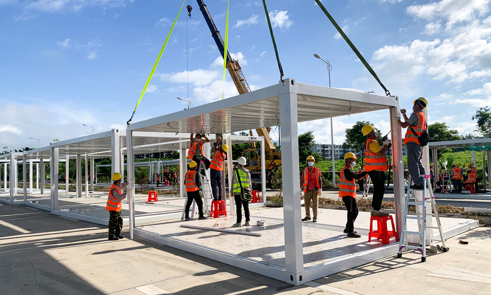 中鐵四局駐瓊項(xiàng)目部接到通知后，先后組織隊(duì)伍參與了陵水縣、樂東縣集中隔離點(diǎn)建設(shè)，于8月13日完成陵水縣隔離點(diǎn)290套用房水電安裝工作。8月21日完成樂東縣160套方艙用房建設(shè)工作。圖為中鐵四局參與建設(shè)樂東方艙醫(yī)院。