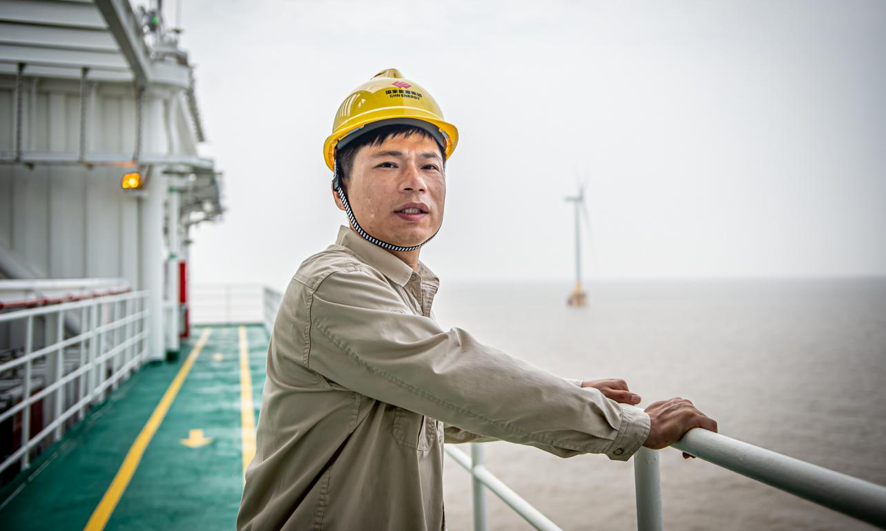 陳剛，國(guó)家能源集團(tuán)國(guó)華投資江蘇公司風(fēng)電檢修員，一名進(jìn)場(chǎng)不足3年的風(fēng)電新人，不斷經(jīng)受日光暴曬與風(fēng)浪洗禮的臉上，透露出樸實(shí)而堅(jiān)毅的神情。