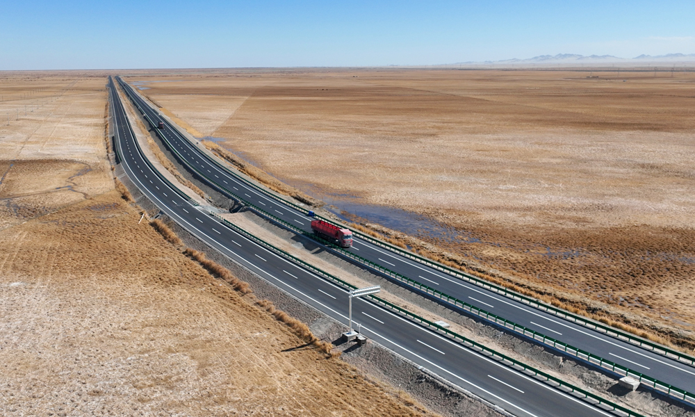 12月1日，中國中鐵旗下中鐵五局參與投資建設的青海省格爾木至茫崖公路擴建工程舉行通車儀式，標志著青海省首條采用特許經營模式建設的公路正式通車運營。