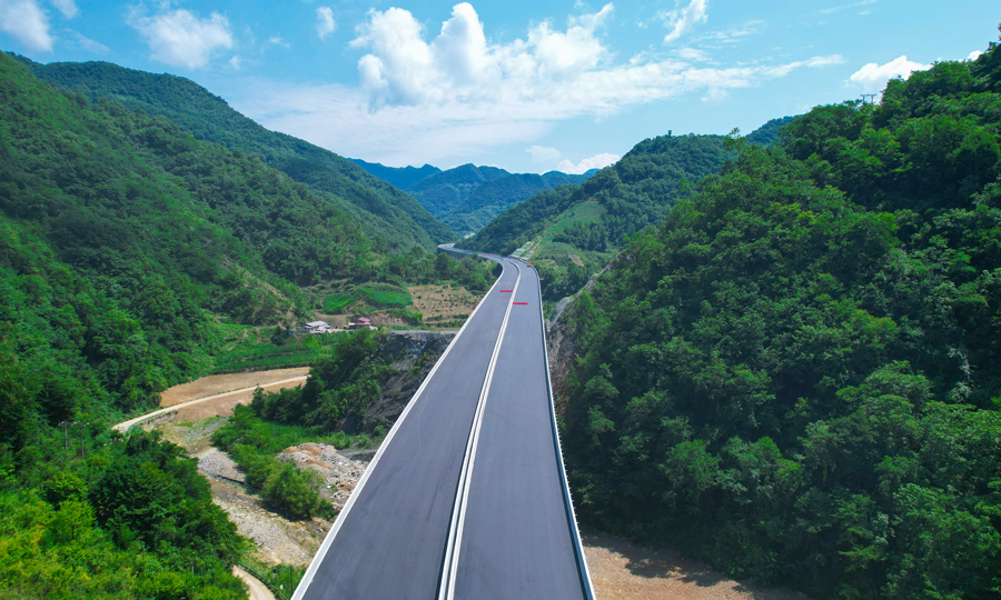 寧石高速公路位于安康市西北部，是陜西省“2367”高速公路網規劃中的一條重要聯絡線，路線北起寧陜縣筒車灣鎮，與京昆線相接，途經寧陜、石泉兩縣，與十天線相連，全長51.784公里，設計速度每小時80公里。項目全線橋隧比高達87.24%，部分線路橋隧比甚至超過了95%，是陜西省橋隧比最高的高速公路。