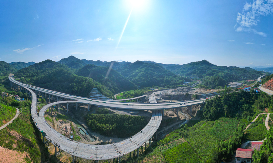 寧石高速的通車，寧陜縣至石泉縣的行車時間從2個小時縮短到約45分鐘，極大地緩解了陜南交通瓶頸制約，形成“西安—寧陜—石泉—安康”旅游走廊，助力川陜革命老區經濟振興。