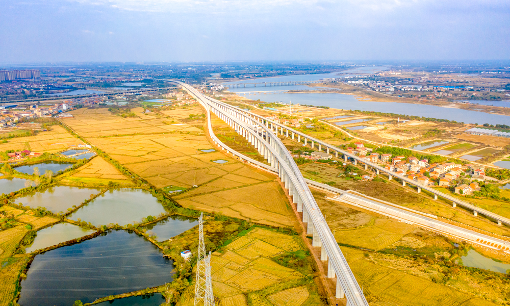 12月15日10時58分，隨著一對500米長鋼軌平穩鋪設在江西省南昌市金溪湖特大橋上，由中國鐵建所屬中鐵十四局承建的昌（南）景（德鎮）黃（山）高鐵江西段正式進入鋪軌階段，為全線按期開通運營奠定了堅實基礎。圖為昌景黃高鐵沿線。