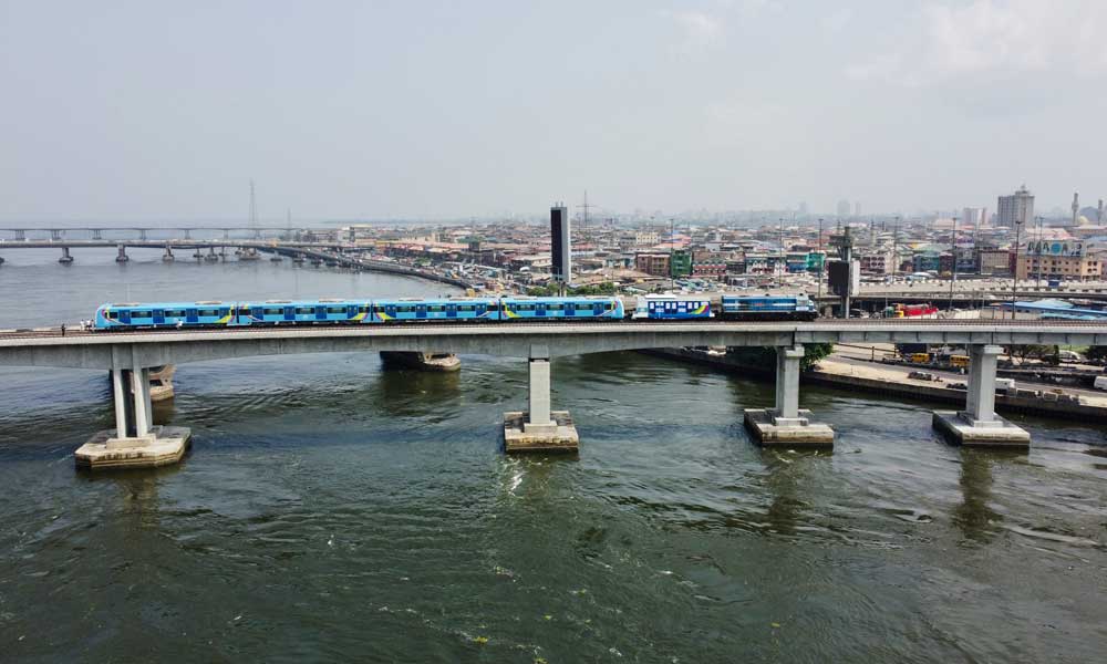 當(dāng)?shù)貢r(shí)間12月21日，由中國(guó)鐵建所屬中國(guó)土木總承包，鐵四院設(shè)計(jì)，中國(guó)鐵建大橋局、中鐵建電氣化局參建的西非第一條電氣化輕軌——尼日利亞拉各斯輕軌藍(lán)線一期竣工儀式在尼國(guó)家大劇院站隆重舉行。圖為行駛中的拉各斯輕軌藍(lán)線列車。