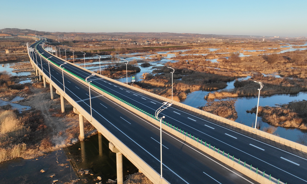 新伊高速作為河南省高速公路“雙千工程”和“13445工程”中引入央企投資的重點項目，在我國整個交通網(wǎng)絡(luò)中處于東西交匯、南北溝通的中樞地區(qū)。建成通車后，將推動洛陽第二外環(huán)高速取得突破性進(jìn)展，實現(xiàn)洛陽西南方向連霍、洛盧、洛欒、二廣4條高速及多條國省道互聯(lián)互通、搭接成網(wǎng)，為帶動沿線區(qū)域經(jīng)濟(jì)全面高質(zhì)量發(fā)展提供了強(qiáng)有力的交通支撐，為洛陽“建強(qiáng)副中心、形成增長極”注入強(qiáng)勁新動能。