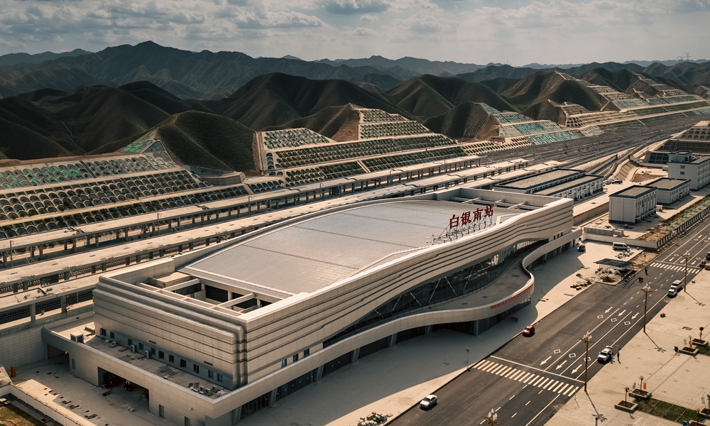 在我國西北地區最長單洞高鐵隧道、全線重點控制工程香山特長隧道建設中，針對全長17.763公里隧道穿越9條斷層破碎帶及4條褶皺，沿線分布坑洞、瓦斯及有害氣體、巖爆、軟巖變形和第三系富水弱膠結砂巖等不良地質問題，設計團隊多次組織專家論證，不斷完善優化設計方案，為隧道掘進精準施策，確保了工程順利投用。圖為銀蘭高鐵白銀南站。