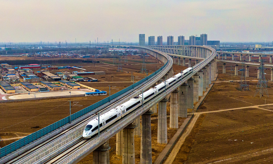 2022年12月30日，中國(guó)中鐵旗下中鐵電氣化局參建的京唐城際鐵路正式開(kāi)通運(yùn)營(yíng)，北京站至唐山站最快1小時(shí)3分可達(dá)。京唐城際鐵路起自北京城市副中心站，終到河北唐山站，正線線路全長(zhǎng)148.7公里，共設(shè)車(chē)站8座，最高設(shè)計(jì)時(shí)速350公里。中鐵電氣化局負(fù)責(zé)京唐正線、津山線以及京唐津秦下行聯(lián)絡(luò)線橋梁、路基、站房等施工任務(wù)。