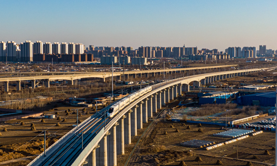 為減少傳統(tǒng)路基土方填料機(jī)械碾壓震動(dòng)對(duì)既有運(yùn)營(yíng)高鐵路基的影響，以及面對(duì)大跨度小半徑曲線橋梁重心不在支撐橋梁橋墩中心上等問(wèn)題,中鐵電氣化建設(shè)團(tuán)隊(duì)大力創(chuàng)新，實(shí)現(xiàn)兩個(gè)國(guó)內(nèi)首次突破，在國(guó)內(nèi)高速鐵路區(qū)間路基工程中首次采用“輕質(zhì)泡沫混凝土”新材料，在國(guó)內(nèi)轉(zhuǎn)體梁施工中首次應(yīng)用“掛籃懸澆+超大節(jié)段支架現(xiàn)澆轉(zhuǎn)體”施工技術(shù)，確保了京唐城際鐵路順利建成。