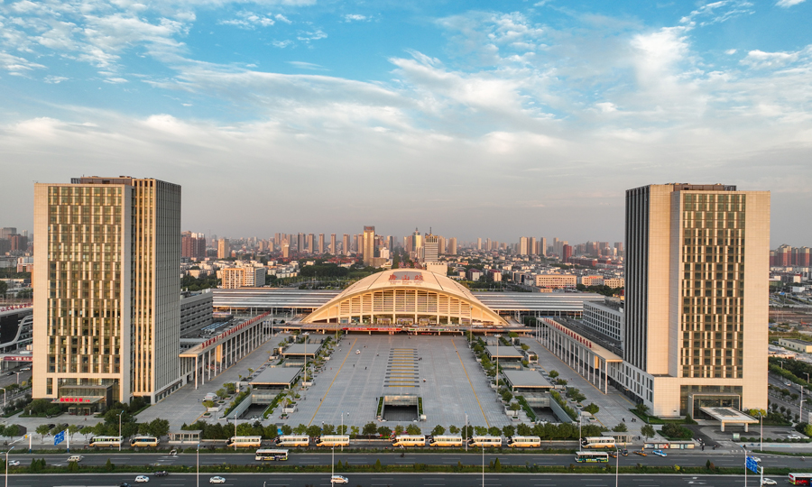 京唐城際鐵路開(kāi)通后，打通了北京通州至唐山的城際通道，有力支撐京津唐地區(qū)經(jīng)濟(jì)一體化發(fā)展，對(duì)帶動(dòng)北京通州、河北香河、天津?qū)氎嬉约疤粕降慕?jīng)濟(jì)協(xié)同發(fā)展具有重要意義。