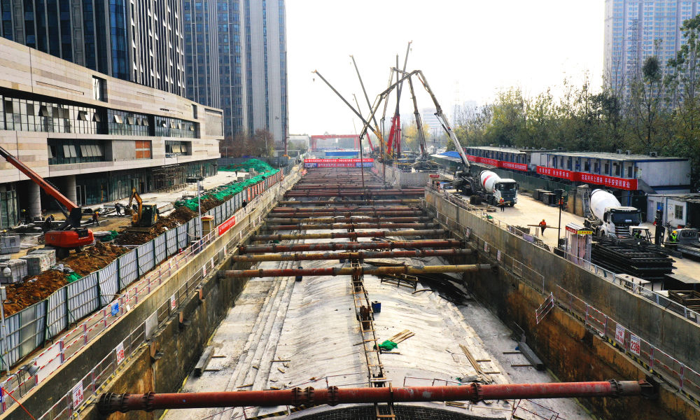 “地鐵車站施工工藝日趨成熟，簡約、美觀、新穎成為大部分車站選擇的風格。幸福梅林站弧形拱頂結構新穎而富有韻律，受力安全，節省材料。作為‘全國最大’，意味著沒有先例可以學習借鑒，我們面對‘零基礎’，從頭開始探索前進，在正式施工前留足時間組織專家科學論證，反復琢磨方案，歷經三個月時間，最佳施工方案出爐。”該負責人說。