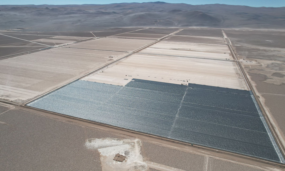 近日，隨著鹽水注入H51鹽湖蒸發池，中國中鐵旗下中鐵十局承建的阿根廷尤耶亞科鹽湖項目首個鹽湖蒸發池正式投入使用。H51鹽湖蒸發池容量達10億升，是尤耶亞科項目單體最大的鹽湖蒸發池。圖為項目施工現場。