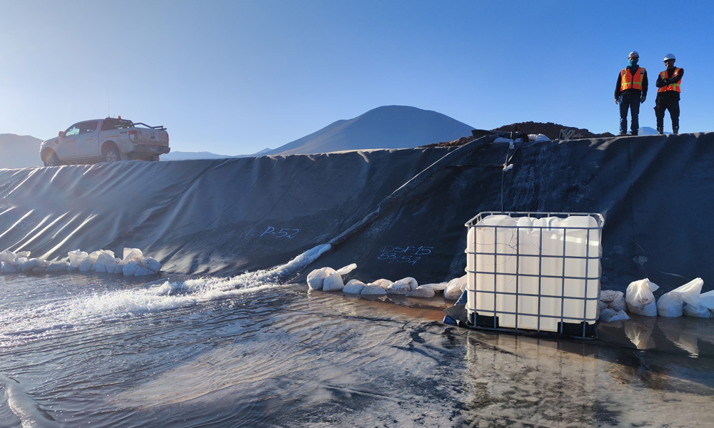 尤耶亞科鹽湖項目建成后，將助力當地年產2萬噸的氯化鋰工廠建設，提取的含量42克/升的濃縮鋰鹽水將送入位于薩爾塔省的一個加工廠加工處置，不僅對進一步整合資源優勢、發展當地鋰電產業具有重要意義，還對推進阿根廷綠色循環產業和資源綜合節約利用有著重要作用。圖為項目注水施工現場。