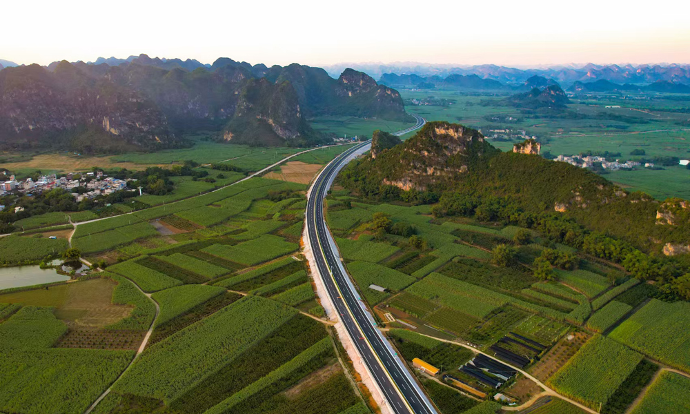 大憑高速主線全長146.1公里，中國建筑旗下中建八局承建的第四合同段項目全長22公里，共設隧道12條，橋梁7座，并承建全線房建工程。