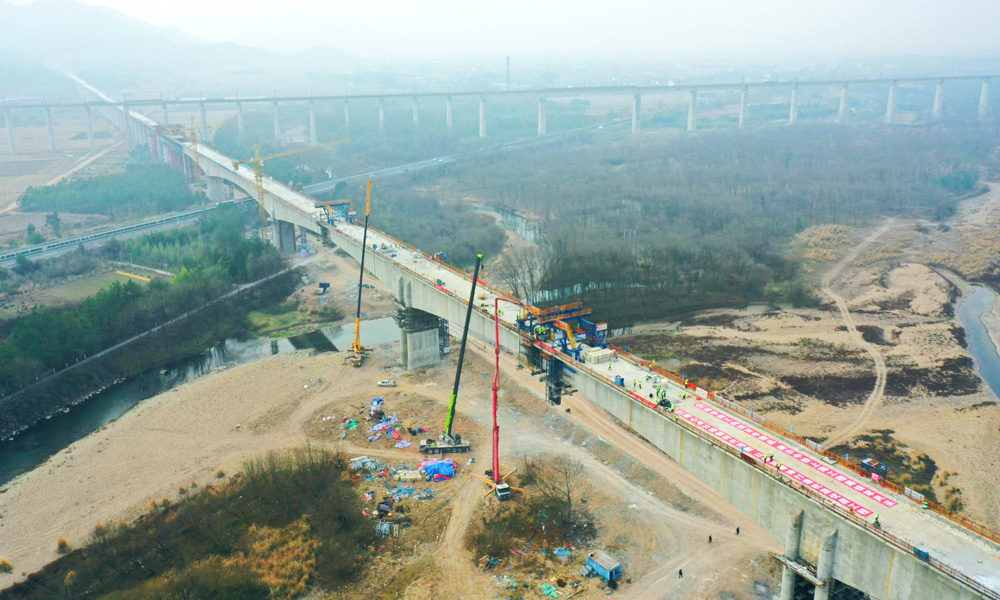 仙居特大橋位于浙江省臺州市仙居縣境內，全橋總長3999.41米，上跨永安溪及S28臺金高速處設計為（84+5*150+84）米剛構連續梁，其中5*150米連續梁是國內在建鐵路項目最長五連跨預應力混凝土剛構連續梁。剛構連續梁上跨既有公路線、縣道和溪流，施工難度大、安全風險高、環水保要求嚴，是杭溫鐵路全線重點控制性工程。