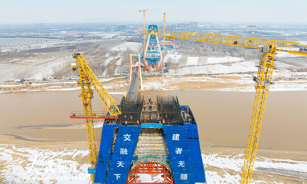 2023年1月16日，山東濟(jì)南黃河公路大橋擴(kuò)建工程正在有序推進(jìn)。由濟(jì)南城市建設(shè)集團(tuán)投資、中交一公局集團(tuán)承建的濟(jì)南黃河公路大橋擴(kuò)建工程全長7.748公里，總投資95.81億元。徐舟 攝