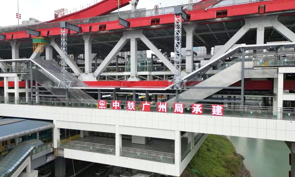 曾家巖站中有40米需跨越正在運營的2號線。為實現2200噸的整體鋼結構平臺安全跨越2號線軌行區架設，項目團隊采用了“步履式頂推施工”工藝，同時通過建立BIM結構模型反復模擬施工工況和驗算，確保了鋼結構平臺在跨越2號線頂推施工中的平衡穩定。項目部還創新并運用了狹小空間新建與既有線地鐵高架車站改造施工技術、淺埋雙線地鐵隧道下穿斜坡面舊宅居民樓暗挖施工技術等，共獲得國家公路工法2項、授權專利8項。