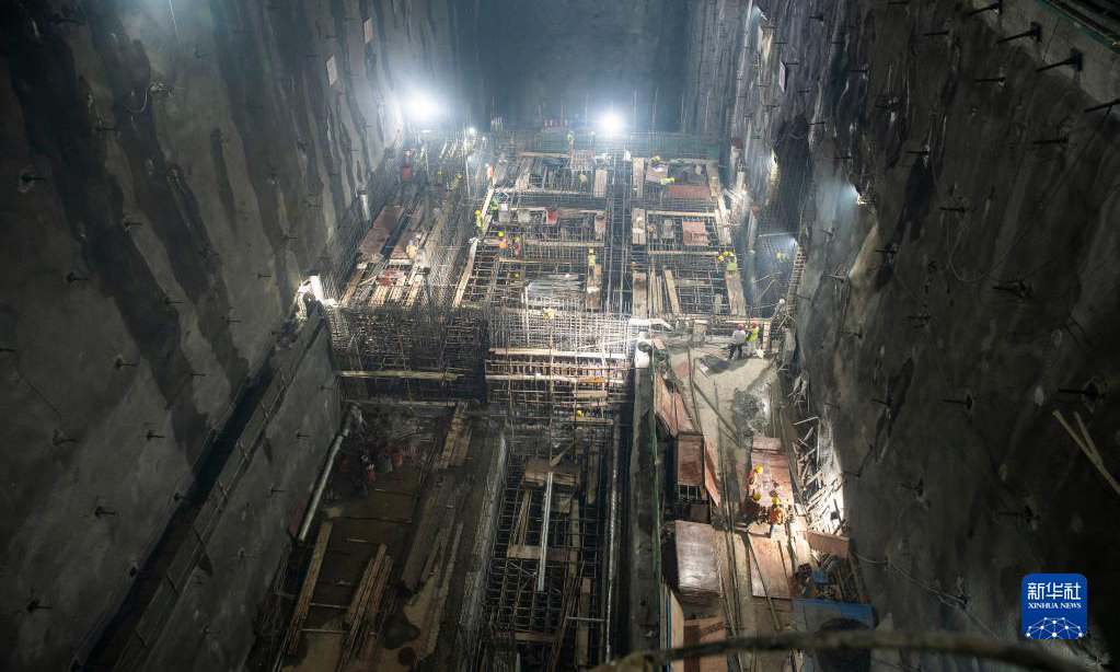 圖為2022年12月30日拍攝的尼泊爾塔納湖水電站建設現場。