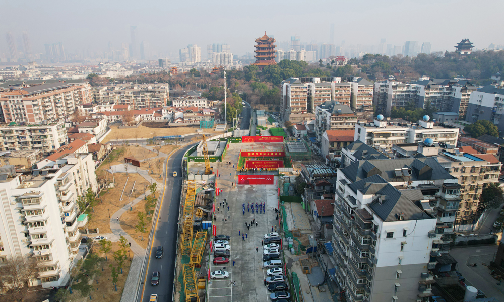 施工期間，建設(shè)者成立盾構(gòu)技術(shù)專家組，對盾構(gòu)機(jī)選型設(shè)計及施工難題進(jìn)行指導(dǎo)把關(guān)。為保障盾構(gòu)機(jī)在硬巖中長距離掘進(jìn)，他們?yōu)槎軜?gòu)機(jī)配備了鉆注一體式超前地質(zhì)鉆機(jī)和超前物探系統(tǒng)，并應(yīng)用自動化監(jiān)測施工技術(shù)，對沿線敏感建構(gòu)筑物布設(shè)觀測點，實時監(jiān)測沉降數(shù)據(jù)，同步調(diào)整掘進(jìn)參數(shù)，實現(xiàn)了安全平穩(wěn)穿越。據(jù)了解，和平大道南延工程通車后，將有效改善武昌古城交通出行條件、緩解中山路-白沙洲大道交通壓力、形成武昌順江方向的交通骨干通道。圖為隧道下穿黃鶴樓景區(qū)。