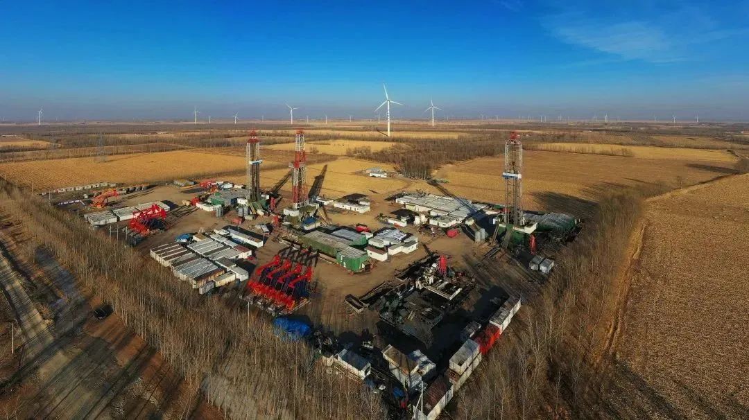 開年以來，遼河油田努力克服低溫寒潮和去年洪澇災(zāi)害后續(xù)影響，深挖老井潛力，加快新井投產(chǎn)，推動油氣產(chǎn)量實現(xiàn)逆勢增長。1月份，遼河油田平均日產(chǎn)油27102噸，日產(chǎn)氣249萬方，全月累計生產(chǎn)原油84.01萬噸，均超月度計劃線運行，油氣生產(chǎn)實現(xiàn)高起點起步。陳允長 攝