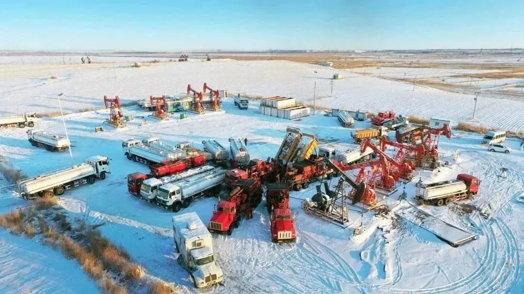 新年伊始，吉林油田克服冬季氣溫較低等實際困難，以促進主力油田效益穩(wěn)產(chǎn)為導(dǎo)向，盯緊本質(zhì)扭虧中心任務(wù)，全力以赴抓油氣穩(wěn)產(chǎn)、增產(chǎn)。1月份，吉林油田生產(chǎn)原油41萬噸，同比增長1.48%；生產(chǎn)天然氣9183萬立方米，超計劃5.79%。周昕林 攝